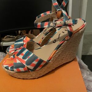 Gently Worn: size 6 unisa wedge.